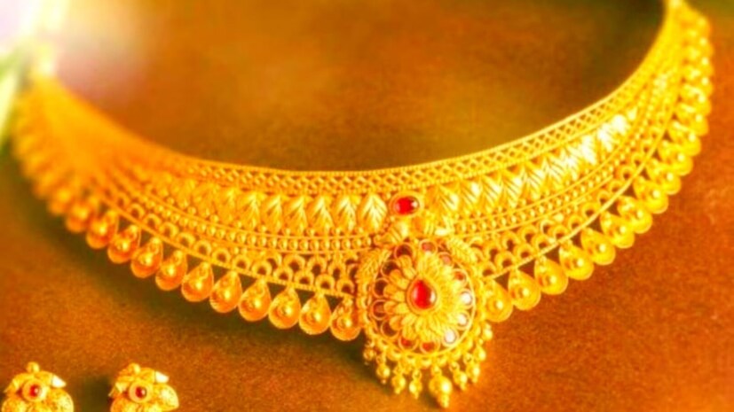  தொடர்ந்து இன்று மீண்டும் தங்கம் விலை அதிரடியாக உயர்ந்துள்ளது. அதன் படி, 22 காரட் தங்கம் விலை கிராமுக்கு ரூ.50 உயர்ந்து ஒரு கிராம் ரூ.14,150க்கும் சவரனுக்கு ரூ.400 உயர்ந்து ஒரு சவரன் ரூ.1,13,200க்கும் விற்பனை செய்யப்படுகிறது.