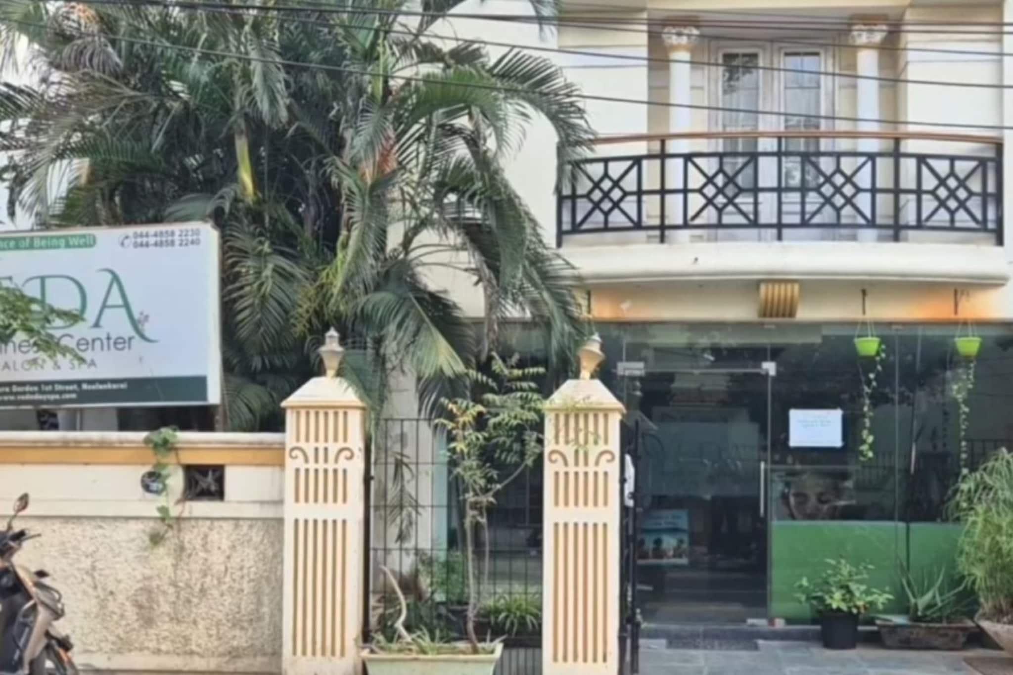 ஸ்பா என்ற பெயரில் பாலியல் தொழில்... ஈசிஆரில் அரங்கேறும் அதிர்ச்சி...! கூண்டோடு சிக்கிய பெண்கள்...