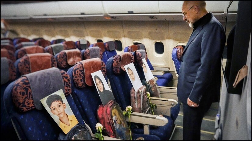  சம்பவத்தின்படி, அமைதி பேச்சுவார்த்தைக்காக பாகிஸ்தான் நோக்கி செல்லும் கலிபாப், தன் விமானப் பயணத்தின்போது எடுக்கப்பட்ட ஒரு புகைப்படத்தை எக்ஸ் தளத்தில் பகிர்ந்துள்ளார். அதில் அவருக்கு அருகில் இருந்த காலி இருக்கைகளில் ஈரானின் மினாப் பகுதியில் கொல்லப்பட்ட குழந்தைகளின் புகைப்படங்கள் வைக்கப்பட்டுள்ளன. முன்னதாக போர் உச்சமாக இருந்த நேரத்தில், ஈரானின் மினாப் நகரில் உள்ள ஒரு பெண் குழந்தைகள் பள்ளியின் மீது ஏவுகணைத் தாக்குதல் நடத்தப்பட்டதில் பல பிஞ்சுக் குழந்தைகள் உயிரிழந்தனர். கிட்டத்தட்ட 165 பேர் வரை இந்தத் தாக்குதலில் இறந்திருக்கலாம் என சொல்லப்படுகிறது. இறந்த குழந்தைகளின் புகைப்படங்கள் மட்டுமன்றி, உடன் வேறொன்றையும் தன்னோடு எடுத்துச் செல்கிறார் கலிபாப். அது, அக்குழந்தைகளின் ரத்தம் படிந்த புத்தகப் பைகள்.