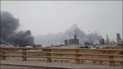 பெட்ரோகெமிக்கல் ஆலை மீது இஸ்ரேல் வான்வழித் தாக்குதல் பெட்ரோகெமிக்கல் ஆலை மீது இஸ்ரேல் வான்வழித் தாக்குதல்