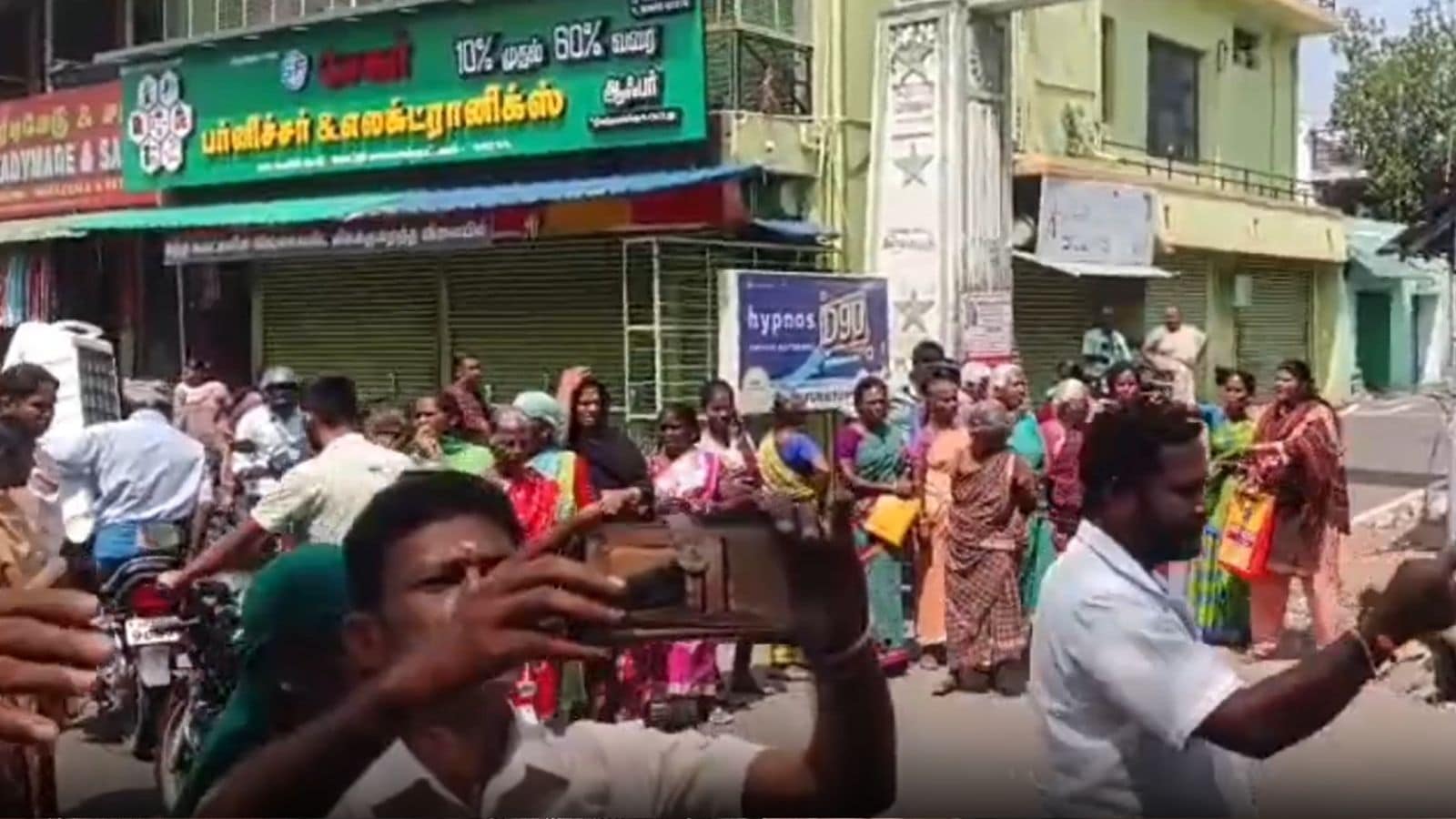 ஓட்டுக்கு பணம் தரவில்லை எனக் கூறி சாலை மறியல் செய்த மக்கள்! - பொள்ளாச்சியில் நடந்த சம்பவம்!