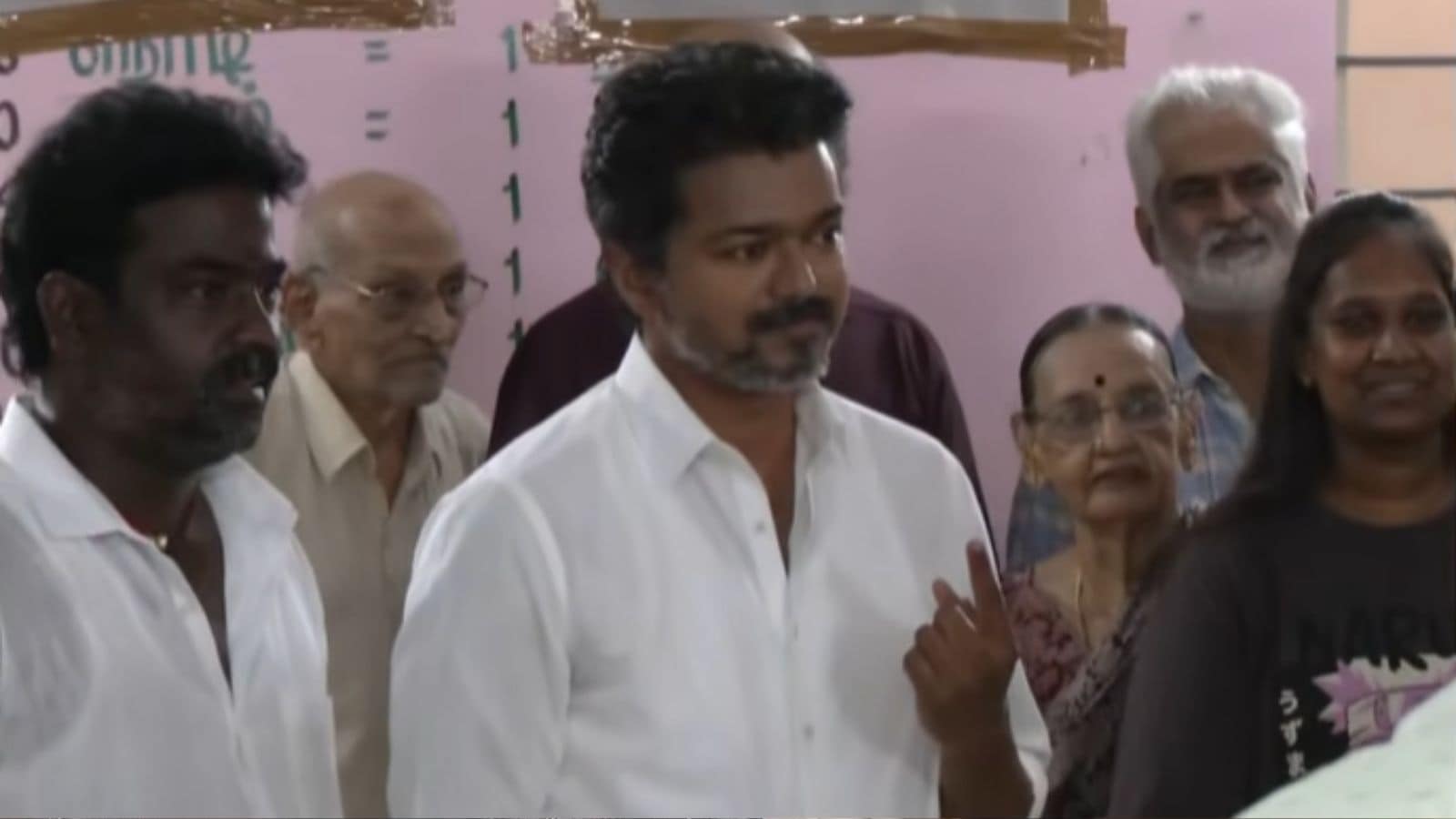 TVK Vijay | ஜனநாயக கடமையாற்றினார் தவெக தலைவர் விஜய்... வாக்குச் சாவடியில் தள்ளுமுள்ளு!