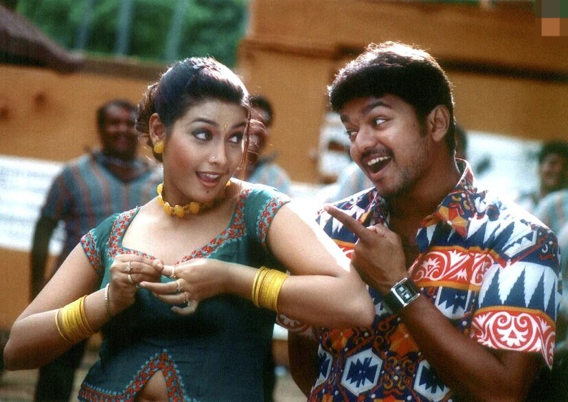  விஜய்யின் சினிமா கரியரில் முக்கியமான படமாக அமைந்தது 'மதுர'. ஆர்.மாதேஷ் இயக்கிய இந்தப் படத்தில் விஜய்க்கு ஜோடியாக நடித்தவர் ரக்சிதா. ஆம், அவர் தான் இந்த நாயகி. கர்நாடகாவை பூர்வீகமாக கொண்ட இவர் ஸ்வேதா என்கிற இயற்பெயரை சினிமாவுக்காக ரக்சிதா என மாற்றிக்கொண்டார். இவரின் தந்தை சினிமா ஒளிப்பதிவாளர். அதே நேரம் தாய் பிரபல நடிகை.