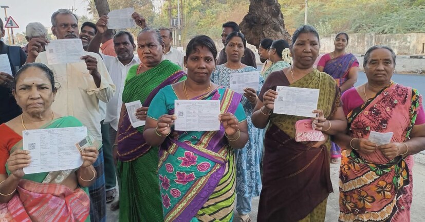  இந்திரா நகர் தொகுதியில் உள்ள திலாஸ்பேட்டையில், முதலமைச்சர் ரங்கசாமி, கோயிலில் தரிசனம் செய்து விட்டு, இருசக்கர வாகனத்தில் சென்று தனது ஜனநாயகக் கடமையை ஆற்றினார். நியூஸ் 18க்கு பேட்டியளித்த அவர், பீகார் முதலமைச்சரின் நிதிஷ்குமார் நிலைமை தனக்கு வராது என்றார். இதேபோல், முன்னாள் முதல்வர் நாராயணசாமி உள்ளிட்ட அரசியல் கட்சித் தலைவர்கள் தங்கள் ஜனநாயகக் கடமை ஆற்றினர்.