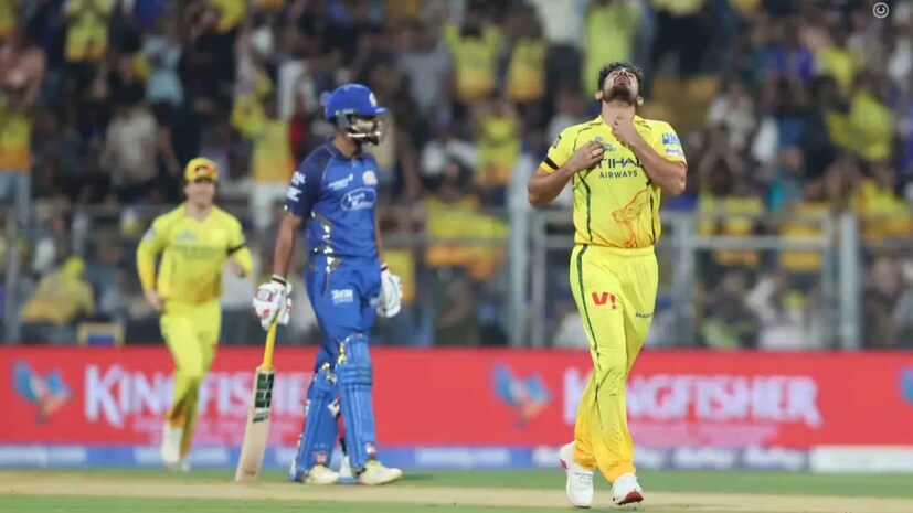  இதேபோல், சென்னை அணி தங்கள் எக்ஸ் பக்கத்தில், "சில தருணங்கள் விளையாட்டை விடப் பெரியவை. வார்த்தைகளால் விவரிக்க முடியாத ஒரு இழப்பைச் சுமந்து கொண்டு, நீங்கள் மைதானத்திற்குள் நுழைந்தது உங்களின் மன உறுதியைக் காட்டுகிறது. இன்று நீங்கள் வெறும் கிரிக்கெட் வீரர் மட்டுமல்ல; தன் தாய்க்காக விளையாடும் ஒரு மகன். உங்கள் ஒவ்வொரு அடியிலும், நீங்கள் வீசும் ஒவ்வொரு பந்திலும் நாங்கள் உங்களுடன் நிற்கிறோம். உங்கள் அணியினர், ரசிகர்கள் என அனைவரும் உங்களுக்குத் துணையாக இருக்கிறோம். மனவலிமையும், பிரார்த்தனைகளும், என்றும் எங்களின் அன்பும் உங்களுக்கு உண்டு, முகேஷ்" உருக்கமாக பதிவிட்டது. முன்னதாக முகேஷின் தாயின் மறைவிற்கு அஞ்சலி செலுத்தும் விதமாக சென்னை அணி வீரர்கள் கருப்புப்பட்டை அணிந்து விளையாடினர் என்பது குறிப்பிடத்தக்கது.