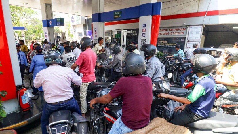  2022: உத்தரப் பிரதேசம், பஞ்சாப், உத்தரகாண்ட், கோவா மற்றும் மணிப்பூர் உள்ளிட்ட ஐந்து மாநிலங்களுக்கு கடந்த 2022-ஆம் ஆண்டின் முதல் பாதியில் தேர்தல் நடைபெற்றது. ரஷ்யா-உக்ரைன் போரின் காரணமாக சர்வதேச அளவில் கச்சா எண்ணெய் விலை உயர்ந்த போதிலும், பெட்ரோல், டீசல் விலைகள் மாற்றமின்றி இருந்தன. ஆனால், தேர்தல் முடிவுகளுக்குப் பிறகு, விலைகளில் மாற்றம் ஏற்பட்டன.