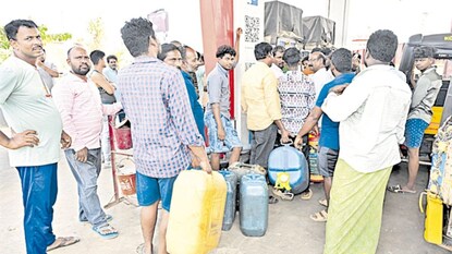 ஏனாமிற்கு பேரல், கேன்களுடன் குவியும் ஆந்திர விவசாயிகள்