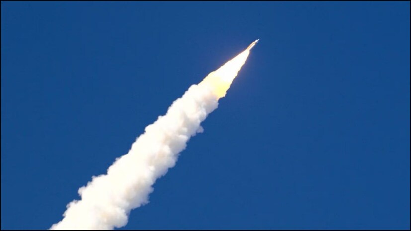  இந்த சாதனைகளுடன், நிலவை நோக்கிய பயணத்தில் நீண்ட தூரம் பயணித்தவர்கள் என்ற பெருமையையும் ஆர்டெமிஸ் 2 குழுவினர் பெற்றுள்ளனர். முன்னதாக 1970-இல் நிலவை நோக்கி பயணம் செய்த அப்பல்லோ-13 குழுவினர் பூமியில் இருந்து 4,00,171 கிலோ மீட்டர் பயணித்திருந்தனர். தற்போது நிலவை சுற்றி வரும் வீரர்கள் பூமியில் இருந்து 4,06,764 கிலோ மீட்டர் சென்றதாக நாசா அறிவித்துள்ளது. நிலவை நோக்கிய 10 நாட்கள் பயணத்தில் நாசா வீரர்கள் மொத்தமாக 11,02,400 கிலோ மீட்டர் தூரம் பயணம் செய்திருப்பார்கள் என நாசா தெரிவித்துள்ளது. இப்படி நிலவில் எண்ணற்ற புதிய சாதனைகளை படைத்து வருகிறது ஆர்டெமிஸ் 2 குழு!