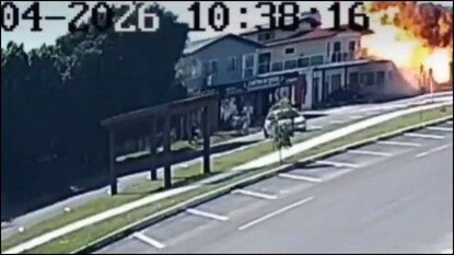 ஹோட்டல் மீது விமானம் விழுந்து தீப்பற்றிய கோர சம்பவம்