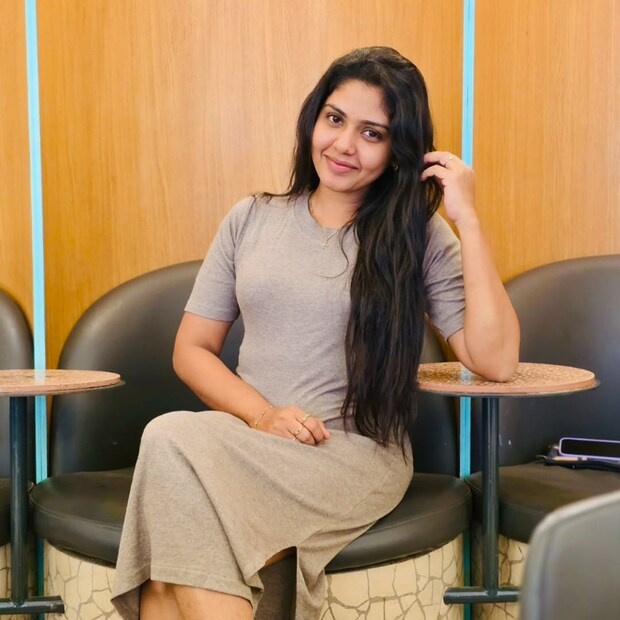  அவரது பதிவில், “கன்னியாகுமரி தேர்தல் பரப்புரையில் தவெக தலைவர் விஜய் அறிவித்த நலத்திட்டங்கள் பெற 'பிரத்யேக கார்டு', அரசின் வேலைகளை பெற 'தமிழ்நாடு சூப்பர் ஆப்', மாநில வளர்ச்சிக்கு பொதுமக்கள் யோசனை வழங்க இணையதளம் போன்ற திட்டங்கள் இந்த நேரத்தில் அவசியமானவை. விஜய் அறிவித்தது ஒரு அதிரடியான அறிவிப்பு. இதை பற்றி தேடிப் படியுங்கள்" எனக் கூறியுள்ளார்.