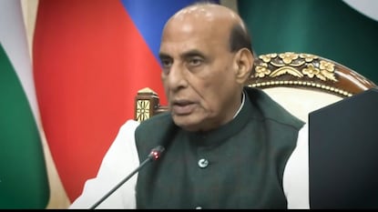 மாநாட்டில் உரையாற்றும் பாதுகாப்பு அமைச்சர் ராஜ்நாத் சிங்