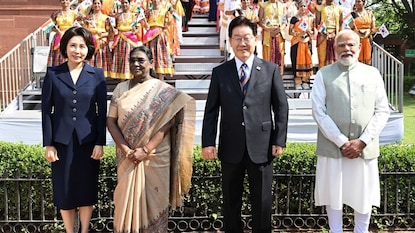 தென்கொரிய அதிபருடன் குடிரயசு தலைவர் திரவுபதி முர்மு மற்றும் பிரதமர் மோடி 