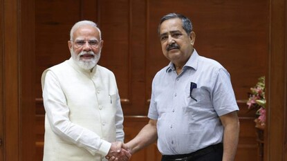 பிரதமர் மோடியிடம் வாழ்த்துப் பெற்ற நிதி ஆயோக்கின் புதிய துணைத் தலைவர் அசோக் குமார் லாகிரி