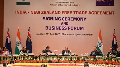 பேச்சுவார்த்தையில் ஈடுபட்ட இருநாட்டு அமைச்சர்கள் தலைமையிலான குழுவினர்