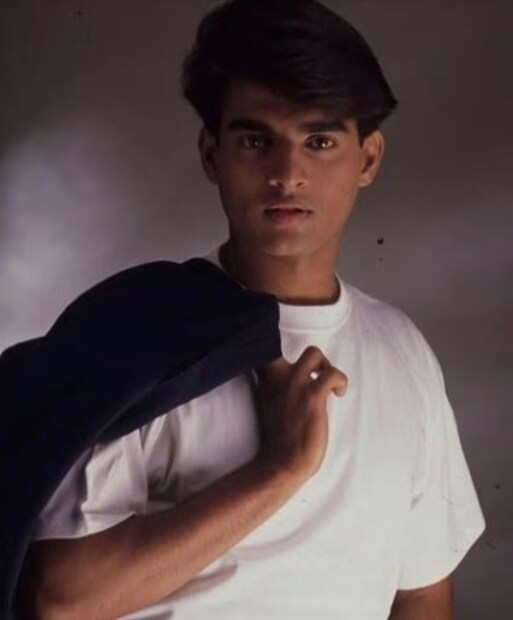  அண்மையில் வெளியாகி ஹிட்டடித்த ரன்வீர் சிங்கின் ‘துரந்தர் 2’ படத்தில் முக்கிய கதாபாத்திரத்தில் நடித்திருந்த தமிழ் நடிகர் தான் இவர். ஆசிரியராக இருந்தவர், தன்னிடம் படிக்க வந்த மாணவியை 8 வருடங்கள் காதலித்து பின்னர் திருமணம் செய்து கொண்டார். இன்று தமிழ், இந்தி உள்ளிட்ட மொழிகளில் முன்னணி நடிகராக வலம் வருகிறார். யார் அவர்? அவரது காதல் கதை குறித்து பார்ப்போம்.