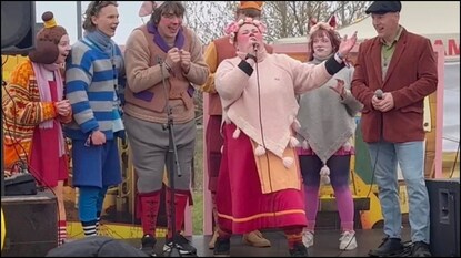 பன்றியின் ஒலியைப் போலவே ஒலி எழுப்பிய பலரும், மக்களை வியப்பில் ஆழ்த்தினர்.