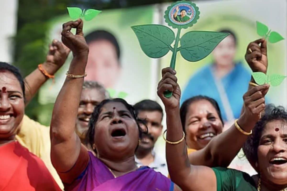 தமிழக தேர்தல் வரலாற்றில் மறக்க முடியாத 'வெற்றி'.... 2015-ல் ஜெயலலிதா பண்ண சம்பவம் தெரியுமா?