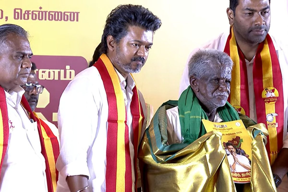TVK Election Manifesto | வெளியான தவெகவின் தேர்தல் அறிக்கை! முதல் பிரதியை பெற்ற விவசாயி