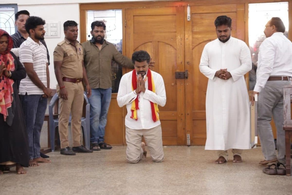 TVK Vijay | திருச்சி கிழக்கு; தேவாலயத்தில் முட்டிபோட்டு நடந்த தவெக தலைவர் விஜய்! வைரலாகும் வீடியோ