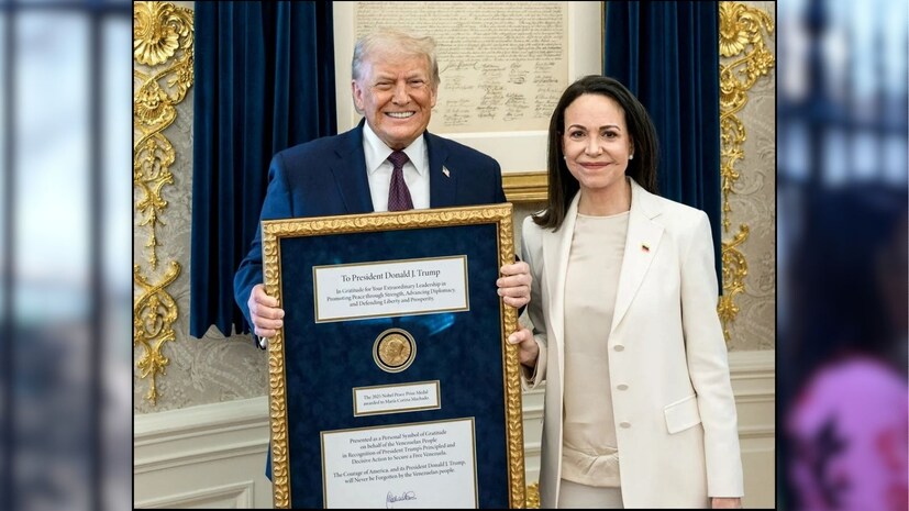  போதைப்பொருள் கடத்தல் குற்றச்சாட்டுகளின் பேரில் நிக்கோலஸை கைது செய்வதாக சொல்லி டிரம்ப் மேற்கொண்ட அந்த ராணுவ நடவடிக்கையை, "வெனிசுலா மக்கள் ஒருபோதும் மறக்க முடியாத ஒரு நடவடிக்கை" என்று மரியா கொரினா அப்போதே பாராட்டியது குறிப்பிடத்தக்கது. அதன் தொடர்ச்சியாக தற்போது மரியா, “இந்த நாட்டில் ஒரு தலைவர், தன் நாட்டு குடிமக்களின் உயிரையே வெனிசுலாவின் சுதந்திரத்திற்காக பணயம் வைத்துள்ளார் என்றால், அது டிரம்ப்தான்” என தெரிவித்திருந்தார். இவையாவும் விமர்சனத்துக்குள்ளானது.