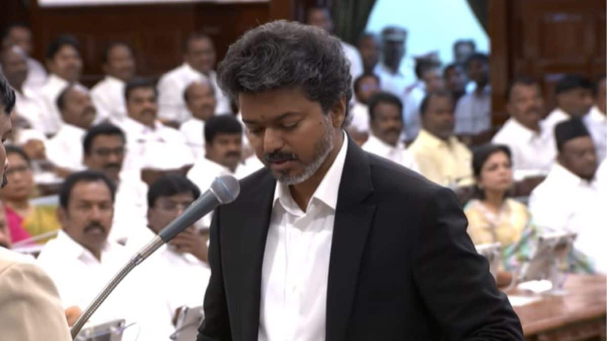 சட்டமன்றத்தில் யார் இந்த கொறடா? விஜய் அரசைக் காக்க இவருக்கு இருக்கும் அதிகாரம் என்ன?