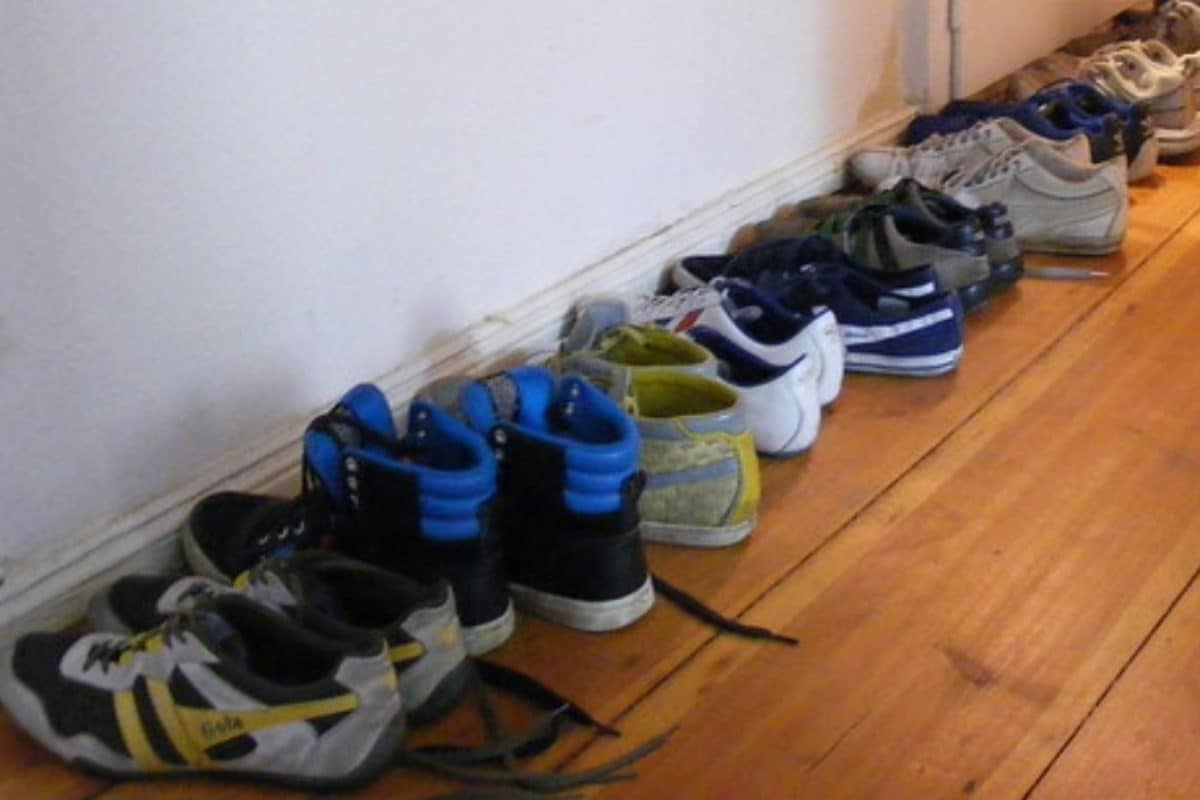 Vastu Tips for Footwear: செருப்பு வைப்பதற்கும் திசை இருக்கு... லட்சுமி கடாட்சம் பெற வாஸ்து சொல்லும் ரகசியம்...