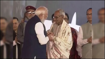 மக்னலால் சர்க்காரிடம் ஆசிபெற்ற பிரதமர் மோடி
