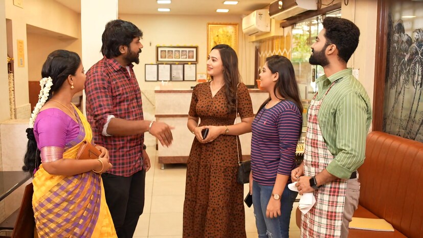  சிறகடிக்க ஆசை சீரியலில் இன்று முத்துவும் மீனாவும் ஸ்ருதி ஹோட்டலுக்கு வருகின்றனர். அம்மாவை தங்கள் வீட்டிற்கு அழைத்து செல்ல வேண்டும். அங்கு அவர்களுக்கு ஒகே வா இருக்கிறதா என்று கேட்கிறார். ரவியும் நான் பார்த்து கொள்கிறேன் என்று சொல்ல, இல்ல அம்மாவுக்கு கஷ்டமா தான் இருக்கும் என்று முத்து சொல்கிறார்.