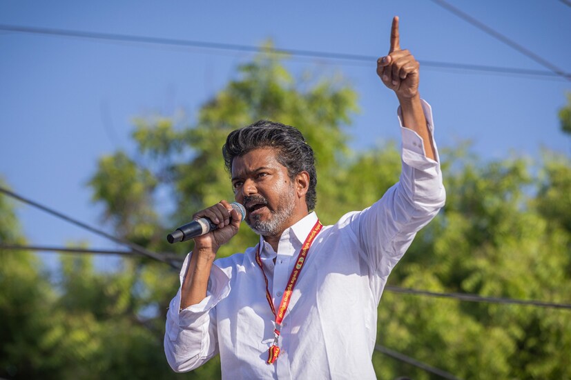  தமிழக சட்டமன்ற தேர்தல் முடிவுகள் கடந்த மே 4-ம் தேதி வெளியாகின. இதில் 233 தொகுதிகளில் போட்டியிட்ட தமிழக வெற்றிக் கழகம் 108 இடங்களில் வெற்றி பெற்றது. இதனையடுத்து தவெகவுக்கு காங்கிரஸ் கூட்டணி சேர்ந்து ஆதரவு தெரிவித்தது. அவர்களைத் தொடர்ந்து, இந்திய கம்யூனிஸ்ட் மற்றும் மார்க்சிஸ்ட் கம்யூனிஸ் கட்சிகள் வெளியிலிருந்து ஆதரவு தெரிவித்தன.