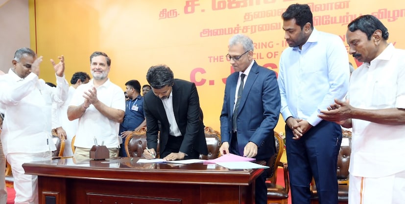 தமிழ்நாடு முதலமைச்சராக தவெக தலைவர் விஜய் கடந்த ஞாயிற்றுக்கிழமை பொறுப்பேற்றுள்ளார். அவருக்கு பொறுப்பு ஆளுநர் அர்லேகர் பதவிப் பிரமாணம் செய்து வைத்தார். தமிழ்நாடு முதலமைச்சராக தவெக தலைவர் விஜய் கடந்த ஞாயிற்றுக்கிழமை பொறுப்பேற்றுள்ளார். அவருக்கு பொறுப்பு ஆளுநர் அர்லேகர் பதவிப் பிரமாணம் செய்து வைத்தார்.