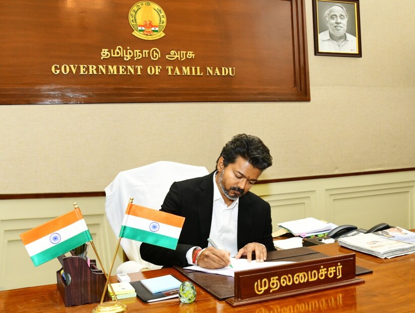  சட்டமன்றத் தேர்தலில் 108 தொகுதிகளில் தவெக வென்று தனி பெரும் கட்சியாக இருந்தாலும், ஆட்சி அமைக்க தேவையான 118-ஐ அக்கட்சியால் நெருங்கமுடியவில்லை. இதனால், அக்கட்சி ஆட்சி அமைக்கவும் முடியாமல், அக்கட்சியின் தலைவர் விஜய் முதலமைச்சராக பதவி ஏற்கவும் முடியாமல் இருந்தது. இதனைத் தொடர்ந்து, திமுக கூட்டணி கட்சிகளின் தயவை நாடியது தவெக.