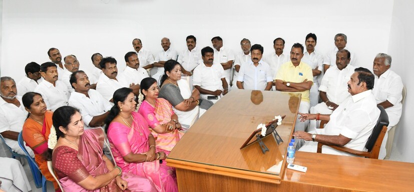  தமிழ்நாடு சட்டமன்றத் தேர்தல் முடிவுகள் கடந்த 4-ம் தேதி வெளியாகி, அ.தி.மு.க. கடும் பின்னடைவை சந்தித்து, 47 இடங்களை மட்டுமே வென்று 3-வது இடத்திற்கு தள்ளப்பட்டது. எதிர்க்கட்சி அந்தஸ்தையும் எடப்பாடி பழனிசாமி இழந்த நிலையில், இந்த தோல்வி அதிமுகவில் கடும் அதிர்வலையை ஏற்படுத்தியது. மேலும், அதிமுக எம்.எல்.ஏ.க்கள் புதுச்சேரியில் உள்ள தனியார் விடுதியில் தங்க வைக்கப்பட்டது, சி.வி.சண்முகம் தனியாக ஆலோசனை நடத்தியது பல்வேறு சந்தேகங்கள் மற்றும் கேள்விகளை எழுப்பியுள்ளது.