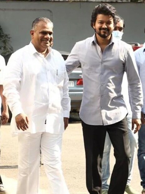  புதுச்சேரியின் புஸ்ஸி என்ற தொகுதியில் எம்எல்ஏவாக தேர்ந்தெடுக்கப்பட்டதால் புஸ்சி ஆனந்த் என்ற அடைமொழியை பெற்றவர் ஆனந்த். தொடக்கத்தில் விஜய் ரசிகர் மன்றத்தின் கவுரவ தலைவராக அவரை விஜய்யின் தந்தை சந்திரசேகர் நியமித்தார்.
