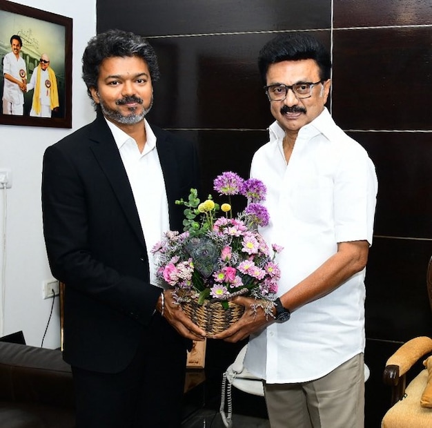 திமுக தலைவர் மு.க.ஸ்டாலின், மதிமுக பொதுச் செயலாளர் வைகோ உள்ளிட்ட அரசியல் கட்சித் தலைவர்களை முதலமைச்சர் விஜய் நேரில் சந்தித்து வாழ்த்து பெற்றார். சென்னை ஆழ்வார்ப்பேட்டையில் உள்ள திமுக தலைவர் மு.க. ஸ்டாலினின் வீட்டிற்கு முதலமைச்சர் விஜய் சென்றார். திமுக தலைவர் மு.க.ஸ்டாலின், மதிமுக பொதுச் செயலாளர் வைகோ உள்ளிட்ட அரசியல் கட்சித் தலைவர்களை முதலமைச்சர் விஜய் நேரில் சந்தித்து வாழ்த்து பெற்றார். சென்னை ஆழ்வார்ப்பேட்டையில் உள்ள திமுக தலைவர் மு.க. ஸ்டாலினின் வீட்டிற்கு முதலமைச்சர் விஜய் சென்றார்.