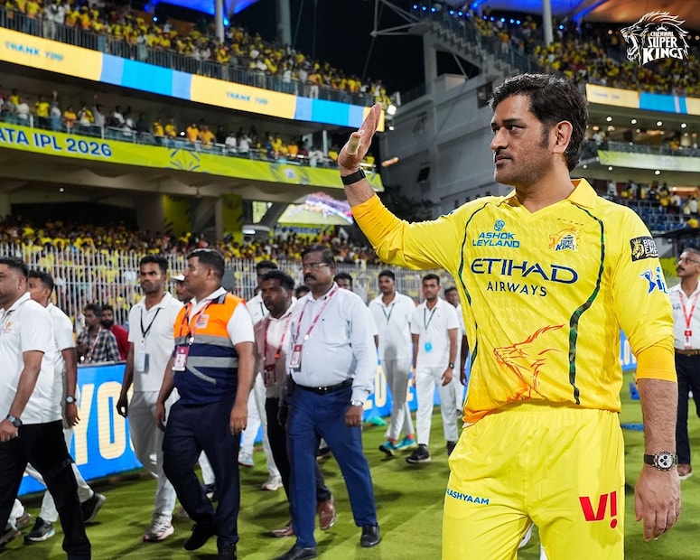 நேற்றைய போட்டிக்கு பின் சிஎஸ்கே வீரர்கள் மைதானத்தைச் சுற்றி வந்தபோது ரெய்னா தோனியைச் சந்தித்தார். அப்போது தோனியிடம் நடந்த உரையாடல் குறித்து பேசியிருக்கும் ரெய்னா அதில், “நான் தோனியிடம், 'நீங்கள் ஐபிஎல் 2026 சீசனுக்கு மிஸ்டு கால் கொடுத்துவிட்டீர்கள். அது கணக்கில் வராது. நீங்கள் அடுத்த ஆண்டு திரும்பி வந்தே ஆக வேண்டும்' என்று சொன்னேன். அதற்கு தோனி, 'இல்லை நண்பா, என் உடல் கொஞ்சம் பலவீனமாக இருக்கிறது' என்றார். நேற்றைய போட்டிக்கு பின் சிஎஸ்கே வீரர்கள் மைதானத்தைச் சுற்றி வந்தபோது ரெய்னா தோனியைச் சந்தித்தார். அப்போது தோனியிடம் நடந்த உரையாடல் குறித்து பேசியிருக்கும் ரெய்னா அதில், “நான் தோனியிடம், 'நீங்கள் ஐபிஎல் 2026 சீசனுக்கு மிஸ்டு கால் கொடுத்துவிட்டீர்கள். அது கணக்கில் வராது. நீங்கள் அடுத்த ஆண்டு திரும்பி வந்தே ஆக வேண்டும்' என்று சொன்னேன். அதற்கு தோனி, 'இல்லை நண்பா, என் உடல் கொஞ்சம் பலவீனமாக இருக்கிறது' என்றார்.