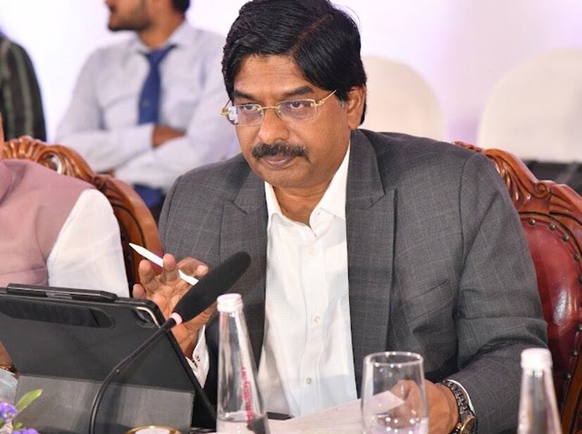 நீட் தேர்வு குறித்து போராட்டங்கள் டெல்லியில் நடந்துவரும் நிலையில், இது குறித்து விவாதிக்க வேண்டும் என எதிர்க்கட்சியான காங்கிரஸ் வலியுறுத்திவருகிறது. இந்நிலையில், இதேபோல், அவையில் உடனடியாக விவாதிக்க வேண்டும் என திமுக மாநிலங்களவை எம்.பி. வில்சன் நோட்டீஸ் வழங்கியுள்ளார். நீட் தேர்வு குறித்து போராட்டங்கள் டெல்லியில் நடந்துவரும் நிலையில், இது குறித்து விவாதிக்க வேண்டும் என எதிர்க்கட்சியான காங்கிரஸ் வலியுறுத்திவருகிறது. இந்நிலையில், இதேபோல், அவையில் உடனடியாக விவாதிக்க வேண்டும் என திமுக மாநிலங்களவை எம்.பி. வில்சன் நோட்டீஸ் வழங்கியுள்ளார்.