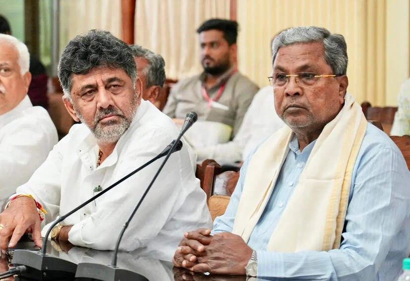  முதலமைச்சர் பதவியைப் பெற டி.கே. சிவகுமார் மும்முரம் காட்டி வருவதாக கூறப்படுகிறது. இந்த பரபரப்பான அரசியல் சூழல்களுக்கு மத்தியில் காங்கிரஸ் கட்சியின் முக்கிய ஆலோசனைக் கூட்டம் டெல்லியில் நேற்று நடைபெற்றது. அதில், கட்சித் தலைவர் மல்லிகார்ஜுன கார்கே, முன்னாள் தலைவர் ராகுல் காந்தி, முதலமைச்சர் சித்தராமையா, துணை முதலமைச்சர் டி.கே. சிவகுமார் உள்ளிட்ட முக்கிய நிர்வாகிகள் கலந்து கொண்டனர்.