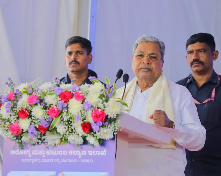 கர்நாடகா மாநிலம், மாண்டியா மாவட்டம், கே.ஆர். பெட் பகுதியில் நடந்த தனியார் நிகழ்ச்சி ஒன்றில் பங்கேற்று பேசிய அம்மாநில முன்னாள் முதலமைச்சர் சித்தராமையா, “இன்று தேர்தலில் போட்டியிட்டால் மக்களுக்குப் பணம் கொடுக்க வேண்டிய சூழல் உருவாகியுள்ளது. அரசியல் இன்று முற்றிலும் சீர்கெட்டுவிட்டது. நேர்மையான அரசியலுக்கு இடமில்லாத நிலை காணப்படுகிறது. இத்தகைய பின்னணியில், இனிவரும் தேர்தல்களில் போட்டியிட வேண்டாம் என்ற முடிவுக்கு நான் வந்துள்ளேன்” எனத் தெரிவித்துள்ளார். கர்நாடகா மாநிலம், மாண்டியா மாவட்டம், கே.ஆர். பெட் பகுதியில் நடந்த தனியார் நிகழ்ச்சி ஒன்றில் பங்கேற்று பேசிய அம்மாநில முன்னாள் முதலமைச்சர் சித்தராமையா, “இன்று தேர்தலில் போட்டியிட்டால் மக்களுக்குப் பணம் கொடுக்க வேண்டிய சூழல் உருவாகியுள்ளது. அரசியல் இன்று முற்றிலும் சீர்கெட்டுவிட்டது. நேர்மையான அரசியலுக்கு இடமில்லாத நிலை காணப்படுகிறது. இத்தகைய பின்னணியில், இனிவரும் தேர்தல்களில் போட்டியிட வேண்டாம் என்ற முடிவுக்கு நான் வந்துள்ளேன்” எனத் தெரிவித்துள்ளார்.