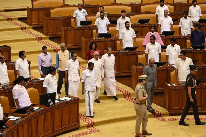  ஆளுநர் உரையின் தொடக்கத்திலும், இறுதியிலும் சட்டமன்றத்தில் தேசிய பாடலான வந்தேமாதரம் இசைக்கப்பட்டது. ஆனால், இதில் புது சர்ச்சை எழுந்துள்ளது. முன்னதாக புதிய அரசு பதவி ஏற்பின்போது, வந்தே மாதரம் பாடல் முழுமையாக பாடப்பட்ட நிலையில், இன்று சட்டமன்றத்தில் ஆளுநர் உரையின் தொடக்கத்திலும், இறுதியிலும் வந்தே மாதரம் பாடல் பாடப்படாமல், இசைக்கப்பட்டுள்ளது. மேலும், முழு பாடலும் இசைக்கப்படாமல் முதல் பத்தி மட்டுமே இசைக்கப்பட்டுள்ளது.