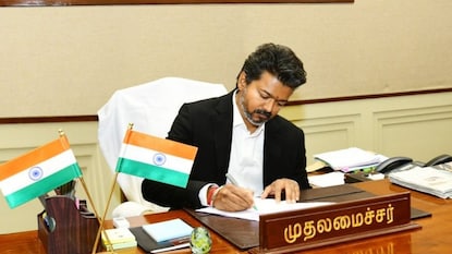 முதல்வராக பொறுப்பேற்றுக் கொண்ட விஜய் முதல்வராக பொறுப்பேற்றுக் கொண்ட விஜய்