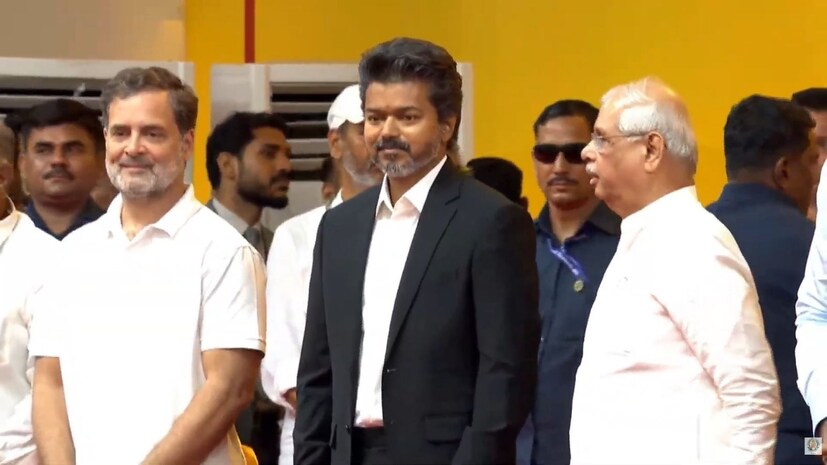  தமிழக முதல்வராக ஜோசப் விஜய் இன்று பதவி ஏற்றுக்கொண்டார். அவருக்கு ஆளுநர் அர்லேகர் பதவிப் பிரமாணம் செய்து வைத்தார். அதன் பிறகு மேடையில் பேசிய முதல்வர் விஜய், “எப்படி தொடங்குவது எனத் தெரியவில்லை. சினிமாவில் எப்படியாவது கஷ்டப்பட்டு வெற்றி அடைய வேண்டும் என இருந்த சாதாரண உதவி இயக்குநரின் மகன் நான். வறுமை என்றால் என்ன என்பது குறித்து எனக்கும் தெரியும்.