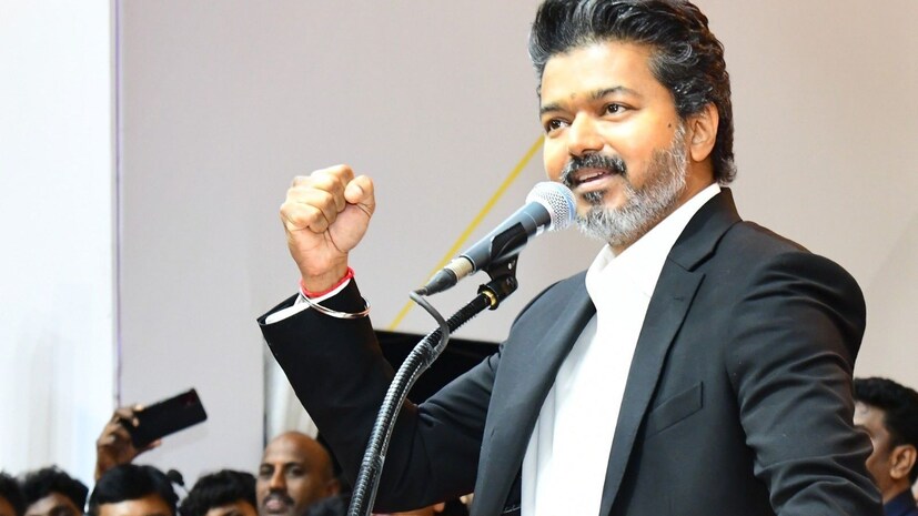  சட்டமன்ற தேர்தலில் 108 இடங்களைப் பெற்று தனிப்பெரும் கட்சியாக உருவெடுத்தது விஜயின் தமிழக வெற்றிக் கழகம். காங்கிரஸ், விசிக, சிபிஐ, சிபிஎம் கட்சிகளின் பெரும்பான்மை ஆதரவு பெற்று தமிழக முதல்வராக விஜய் பொறுப்பேற்றார். இதையடுத்து அவர் முன்னாள் முதல்வர் மு.க.ஸ்டாலின் உள்ளிட்ட தலைவர்களை நேற்று சந்தித்தார்.