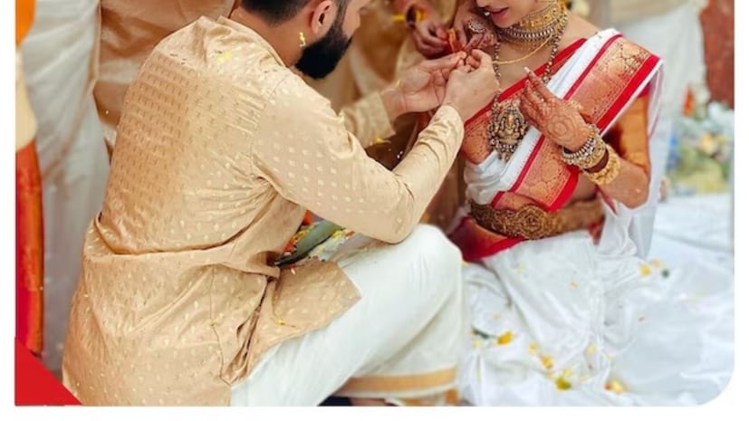 திருமணங்களும், விவாகரத்தும் அவரவர் விருப்பங்களை சார்ந்தவை. அவை பிரபலங்களின் வாழ்க்கையில் நடக்கும்போது செய்திகளாகின்றன. அது குறித்து தெரிந்துகொள்ள இயல்பாகவே மக்களிடையே ஆர்வம் எழுகிறது. அப்படி இந்த நடிகை திருமணம் செயத 4 ஆண்டுகளில் தனது கணவரை இன்ஸ்டாகிராமில் அன்ஃபாலோ செய்துள்ளார். இருவரும் விவாகரத்து பெற்று பிரிய இருப்பதாக கூறப்படுகிறது. திருமணங்களும், விவாகரத்தும் அவரவர் விருப்பங்களை சார்ந்தவை. அவை பிரபலங்களின் வாழ்க்கையில் நடக்கும்போது செய்திகளாகின்றன. அது குறித்து தெரிந்துகொள்ள இயல்பாகவே மக்களிடையே ஆர்வம் எழுகிறது. அப்படி இந்த நடிகை திருமணம் செயத 4 ஆண்டுகளில் தனது கணவரை இன்ஸ்டாகிராமில் அன்ஃபாலோ செய்துள்ளார். இருவரும் விவாகரத்து பெற்று பிரிய இருப்பதாக கூறப்படுகிறது.