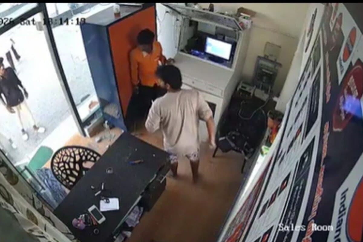 தூத்துக்குடியில் பயங்கரம்.. பெட்ரோல் பங்கை சூறையாடிய கும்பல்.. சிறுநீர் கழித்ததை தட்டி கேட்டதால் ஆத்திரம்