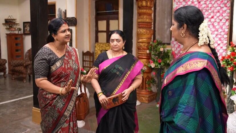  சிறகடிக்க ஆசை சீரியலில் இன்று சிந்தாமணியின் சுயரூபத்தை அறிந்த விஜயா, அவரது வீட்டிற்கு வருகிறார். அங்கு வந்ததுமே ஆரம்பத்தில் மாஸ்டர் என மரியாதையாக பேசிக் கொண்டிருந்த சிந்தாமணி, பின்னர் அவர் தன்னை தரக்குறைவாக பேசியதை அடுத்து போடி, வாடி என பேசத் தொடங்குகிறார். அதைப்பார்த்த பார்வதி, இதுதான் இவளுடைய உண்மையான முகம், இத்தனை நாள் உன்கிட்ட அன்பாக இருப்பது போல் நடித்திருக்கிறாள் என சொல்கிறார்.