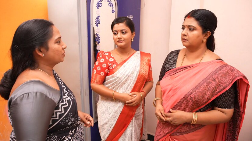  சிறகடிக்க ஆசை சீரியலில் வீட்டிற்கு வந்த விஜயாவிடம் மீனாவின் அம்மா, காலை டிபனுக்கு பூரி செய்யவா என கேட்க, அதற்கு அவர் நீங்க பழைய எண்ணெய்யை யூஸ் பண்ணுவீங்களா, அது எனக்கு ஒத்துக்காது என சொல்கிறார் விஜயா. அதற்கு அவர் புது எண்ணெய் தான் சம்மந்தி என சொல்லி பூரி செய்து கொடுக்கிறார். விஜயாவுக்கு கீழே உட்கார்ந்து சாப்பிட்டு பழக்கம் இல்லாததால் அவருக்காக பக்கத்து வீட்டில் இருந்து டைனிங் டேபிள் வாங்கி வந்து போடுகிறார் சத்யா. இப்படி அவருக்காக ஒவ்வொன்றையும் பார்த்து பார்த்து செய்கிறார்கள். ஆனால் அவரோ நன்றியுணர்வே இல்லாமல் இருக்கிறார்.
