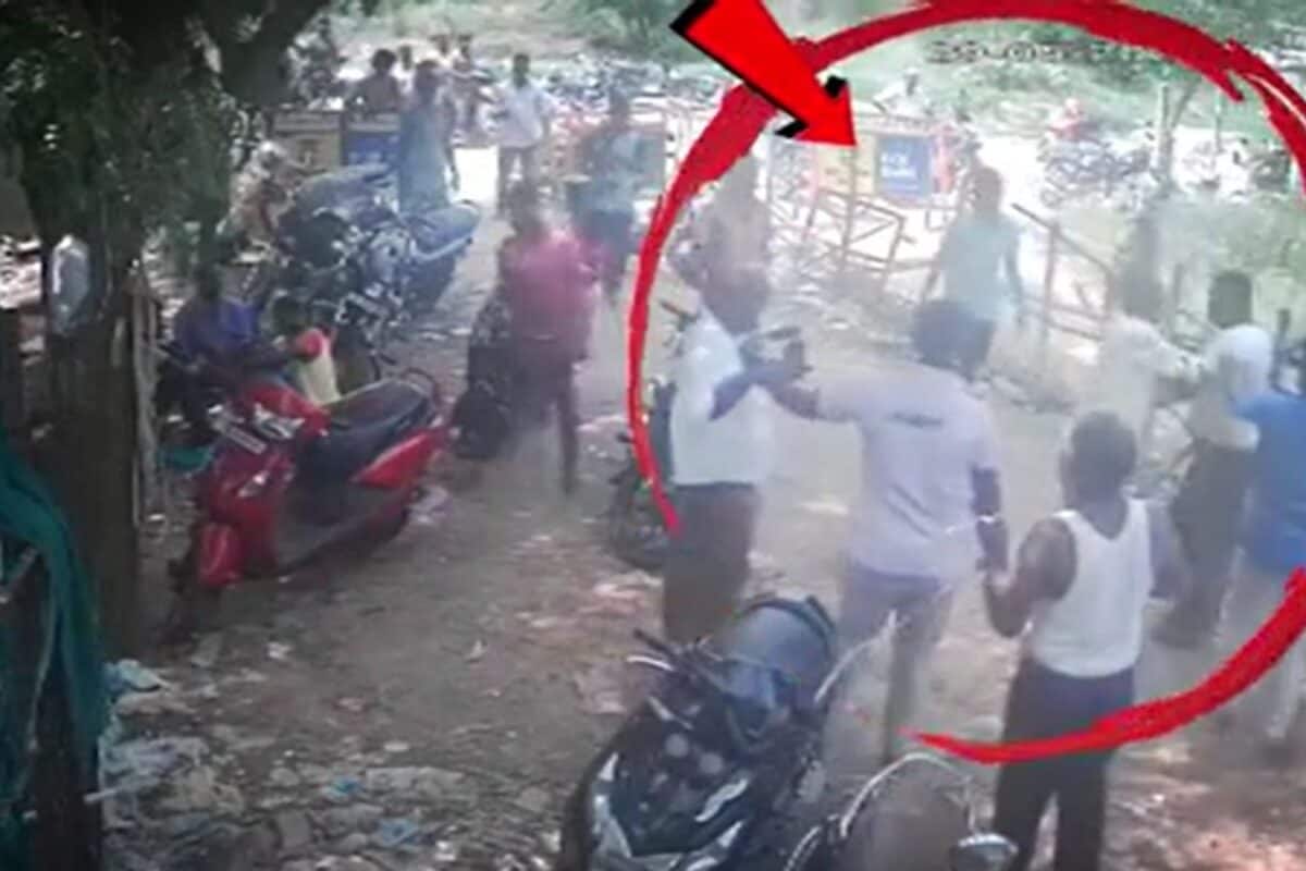 டாஸ்மாக்கில் பாட்டிலுக்கு ரூ.10 விவகாரம்... ஊழியர் மீது காலணியால் தாக்குதல்.. சேலத்தில் பரபரப்பு