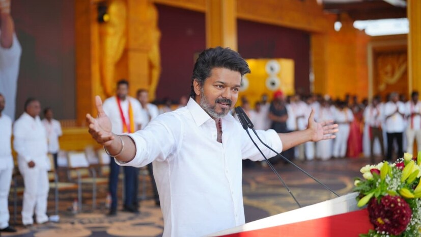  கடந்த 4ஆம் தேதி தமிழ்நாடு சட்டப்பேரவை தேர்தல் வாக்கு எண்ணிக்கை நடந்தது. அதில் 108 இடங்களில் தவெக வென்றது. அதில் தவெக தலைவர் விஜய் 2 இடங்களில் வெற்றி பெற்றதால், 107 என்று அந்த எண் மாறியது. ஆட்சியமைக்க 118 இடங்களில் வெற்றி பெற வேண்டும் என்பதால், முதற்கட்டமாக 5 எம்.எல்.ஏ.க்களை வைத்திருந்த காங்கிரஸ் உடன் கூட்டணி சேர்ந்தது தவெக.