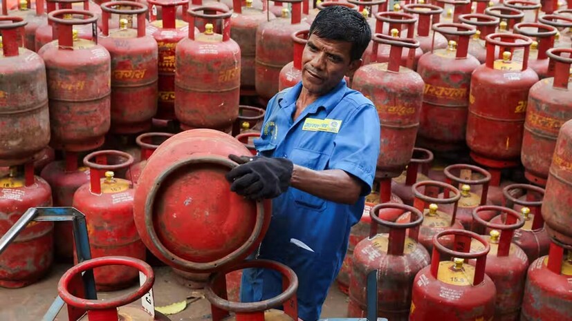 சமீப நாட்களாக, மத்திய கிழக்கு நாடுகளில் நிலவிய போர் பதற்றம் காரணமாக, இந்தியாவில் சமையல் எரிவாயு, பெட்ரோல் மற்றும் டீசல் ஆகியவற்றிற்கு தட்டுப்பாடு ஏற்படக்கூடும் என்று சமூக ஊடகங்களில் வதந்திகள் பரவி வருகின்றன. ஆனால், மத்திய பெட்ரோலியம் மற்றும் இயற்கை எரிவாயு அமைச்சகம் இந்த அச்சங்கள் அனைத்திற்கும் முற்றுப்புள்ளி வைத்து, நாட்டின் எரிபொருள் விநியோகம் முற்றிலும் இயல்பாக உள்ளது என்று தெளிவுபடுத்தியது. நாட்டின் எந்தப் பகுதியிலும் எல்பிஜி சிலிண்டர், பெட்ரோல் மற்றும் டீசல் ஆகியவற்றிற்கு தட்டுப்பாடு இல்லை எனக் கூறியது. சமீப நாட்களாக, மத்திய கிழக்கு நாடுகளில் நிலவிய போர் பதற்றம் காரணமாக, இந்தியாவில் சமையல் எரிவாயு, பெட்ரோல் மற்றும் டீசல் ஆகியவற்றிற்கு தட்டுப்பாடு ஏற்படக்கூடும் என்று சமூக ஊடகங்களில் வதந்திகள் பரவி வருகின்றன. ஆனால், மத்திய பெட்ரோலியம் மற்றும் இயற்கை எரிவாயு அமைச்சகம் இந்த அச்சங்கள் அனைத்திற்கும் முற்றுப்புள்ளி வைத்து, நாட்டின் எரிபொருள் விநியோகம் முற்றிலும் இயல்பாக உள்ளது என்று தெளிவுபடுத்தியது. நாட்டின் எந்தப் பகுதியிலும் எல்பிஜி சிலிண்டர், பெட்ரோல் மற்றும் டீசல் ஆகியவற்றிற்கு தட்டுப்பாடு இல்லை எனக் கூறியது.