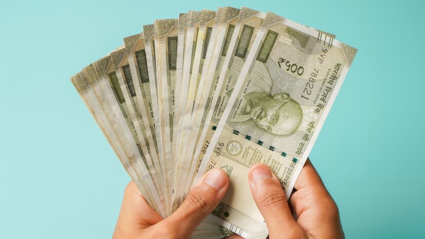 இத்திட்டத்தின் கீழ், 60 வயதை அடைந்த பிறகு மாதம் ரூ.1,000, ரூ.2,000, ரூ.3,000, ரூ.4,000 அல்லது அதிகபட்சமாக ரூ.5,000 வரையிலான உத்தரவாதமான ஓய்வூதியத்தை நீங்கள் எளிதாகப் பெறலாம். கணக்கு வைத்திருப்பவர் இறக்க நேரிட்டால், அதே ஓய்வூதியம் அவரது துணைக்கு வழங்கப்படும். அவர்கள் இருவரும் இறந்துவிட்டால், செலுத்தப்பட்ட மொத்தத் தொகையும் அவரது வாரிசுதாரருக்குக் கட்டாயம் திருப்பி அளிக்கப்படும்.